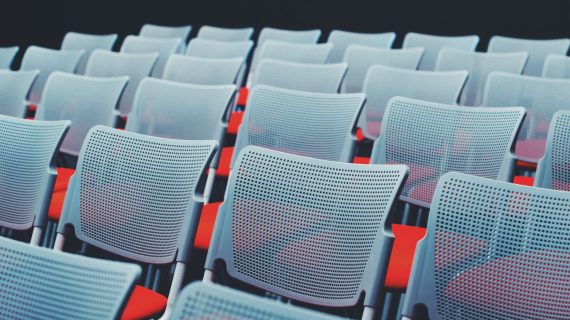 3 Cara Menguasai Panggung Tanpa Gemetar: Seni Berbicara yang Menggetarkan